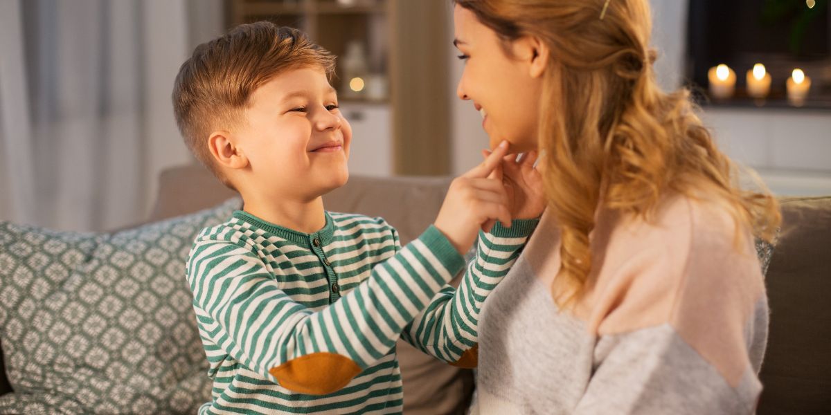 男の子が笑顔でママに話しかけている