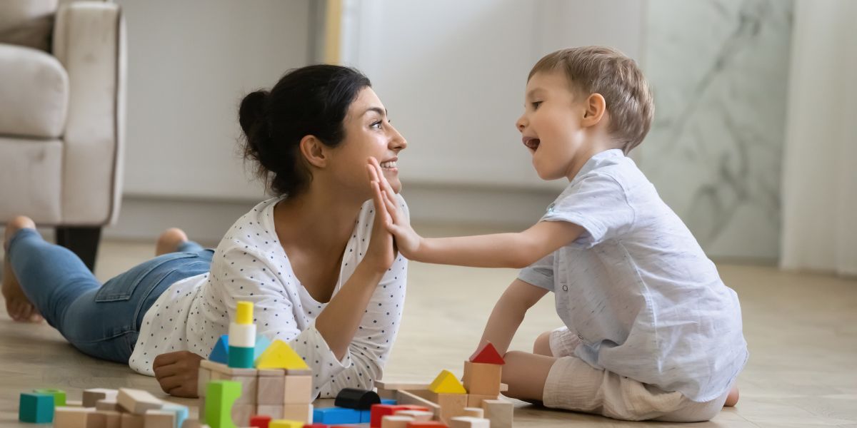 男の子がママとハイタッチ